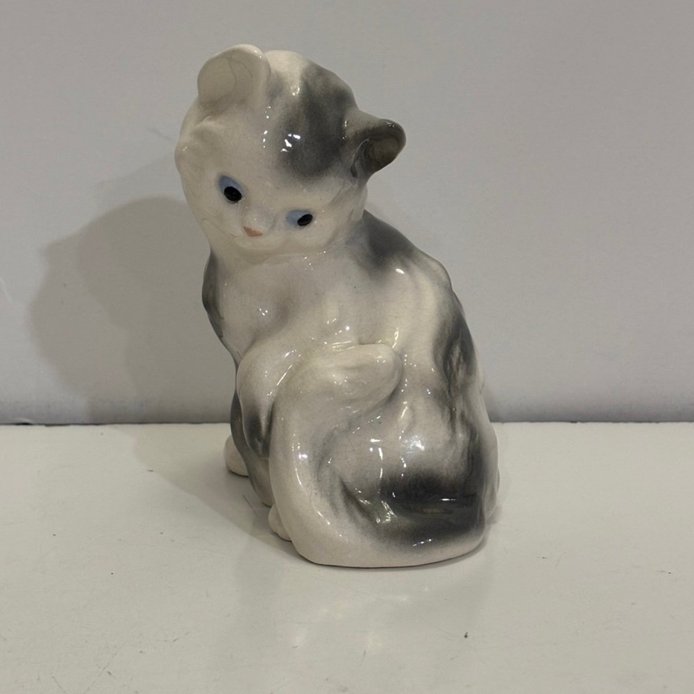 Vintage ceramic cat figurine sculpted by Walter Williams in Claremont,